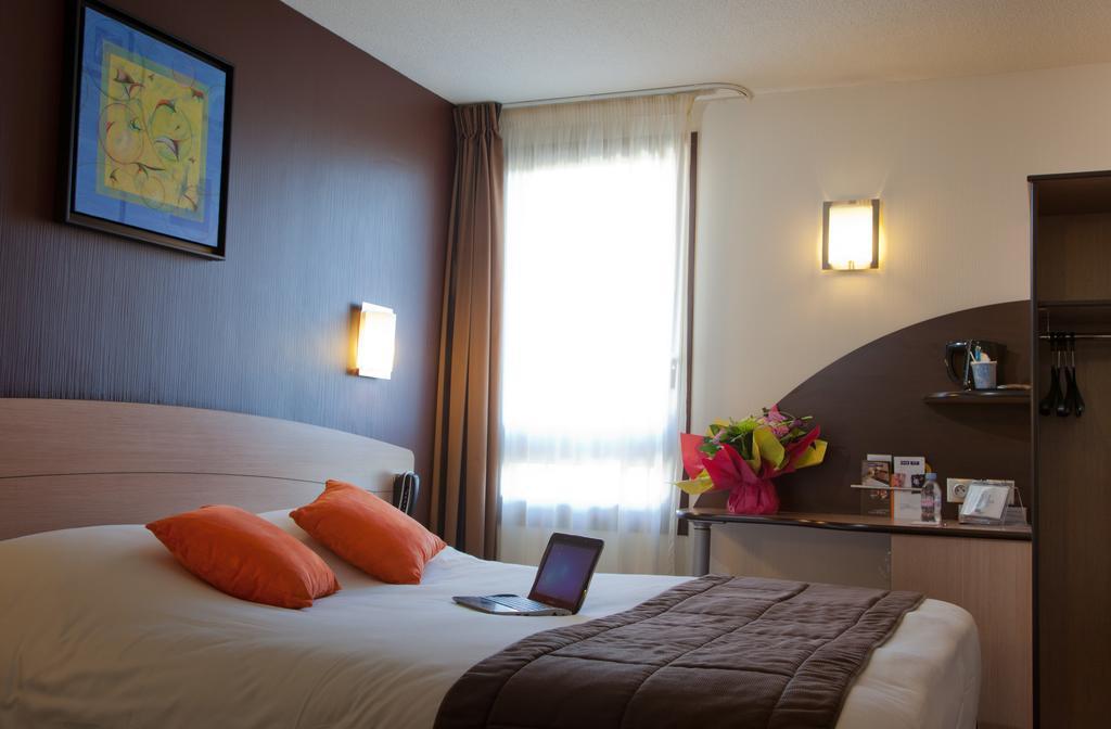 Kyriad Niort-Espace Mendesfrance Екстер'єр фото